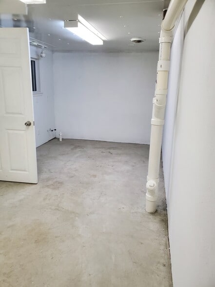 Building Photo - 384 Gilmore St
