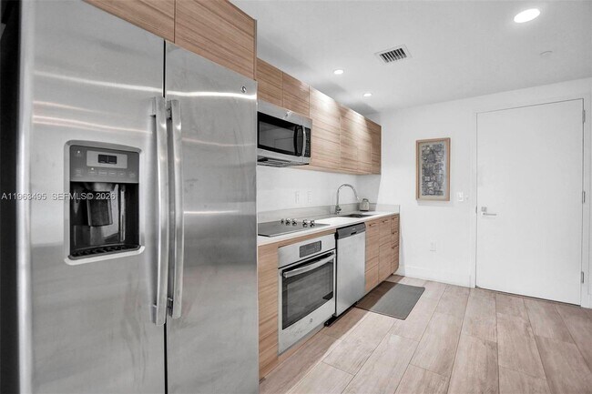 Building Photo - 121 NE 34th St