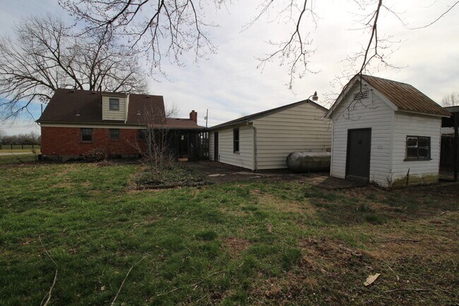 Building Photo - Three bedroom home off S Pope Lick Rd
