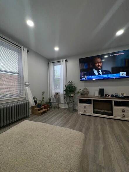 Building Photo - 19 Maple St