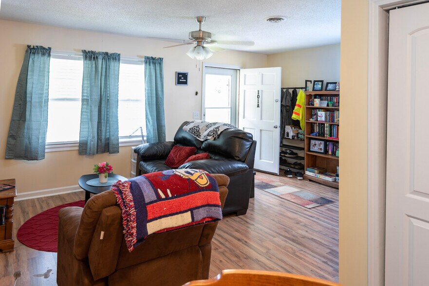 Building Photo - 105 Peach Dr