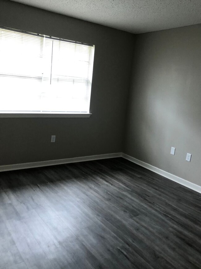 Building Photo - Gonzales area 2BR Units - $975-  March Mov...