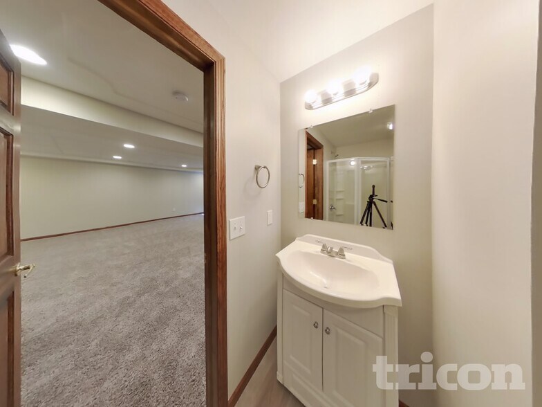 Building Photo - 6612 Smithfield Dr