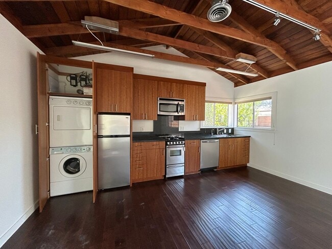 Building Photo - Spacious One Bedroom + Den Backhouse! In Unit Laundry! Prime Location!