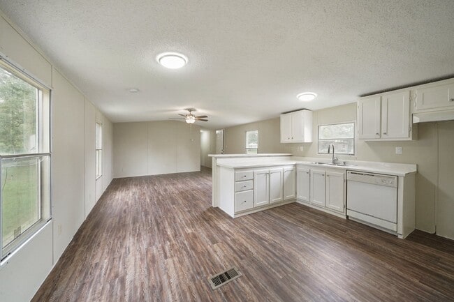 Building Photo - Charming 3-Bed, 2-Bath Retreat on Country Oaks Street, Brazoria!