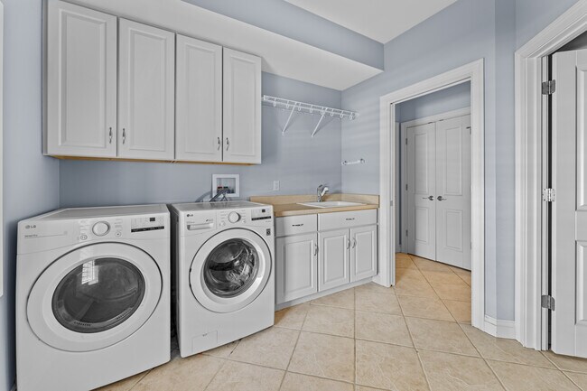 Building Photo - 12932 Sunset Bluff Ct