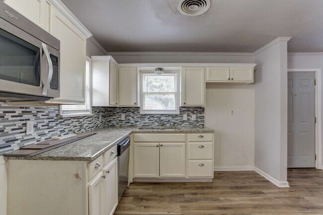 Building Photo - MOVE IN SPECIAL: FIRST FULL MONTH FREE