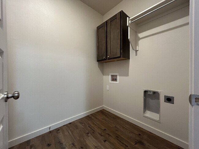Building Photo - MOVE IN SPECIAL - Beautiful 3/2 Located Directly East Of Cooper East Elementary