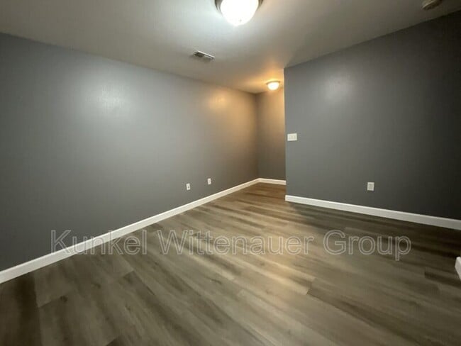 Building Photo - 704 Fountain View Dr