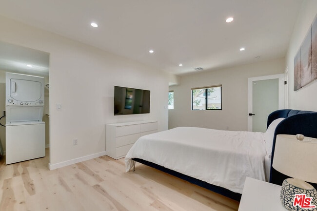 Building Photo - 918 N San Vicente Blvd