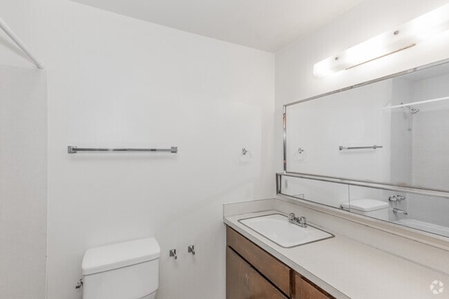 2BR, 1BA - 1,024 - Bathroom - White House Apartments