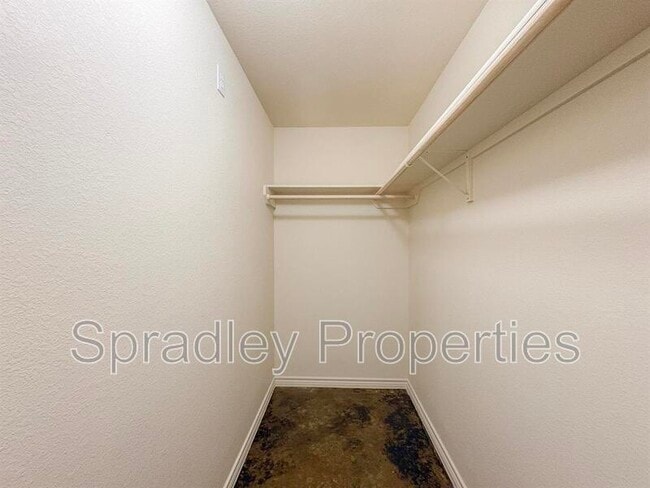 Building Photo - 1009B Llano Ct