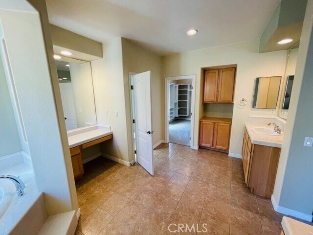 Building Photo - 1574 Glencrest Dr