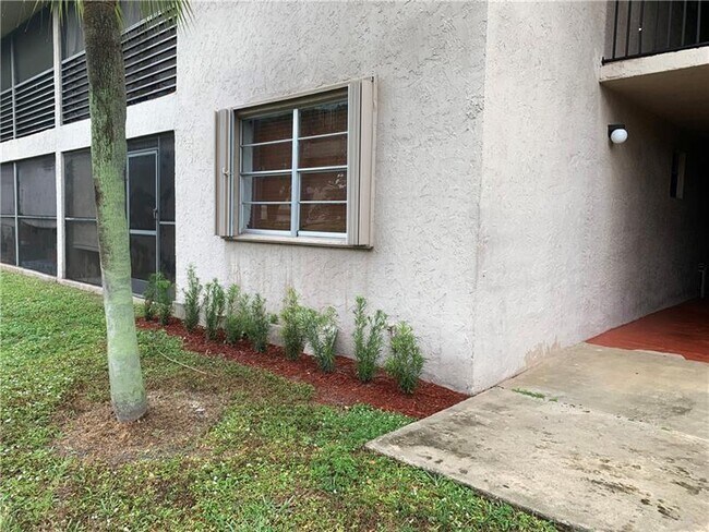 Building Photo - 2830 Riverside Dr
