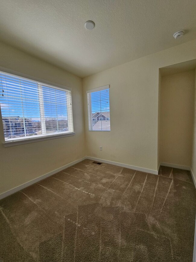 Building Photo - Like new 2Bed, 2.5 Bath with Den/Office To...