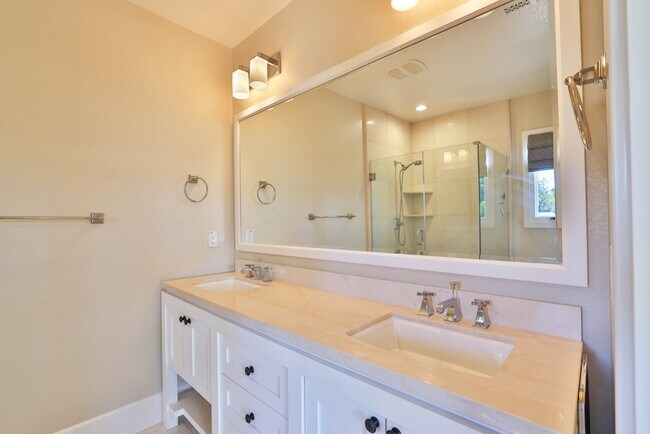 Building Photo - Modern 3-Bedroom Townhome with Rooftop Dec...