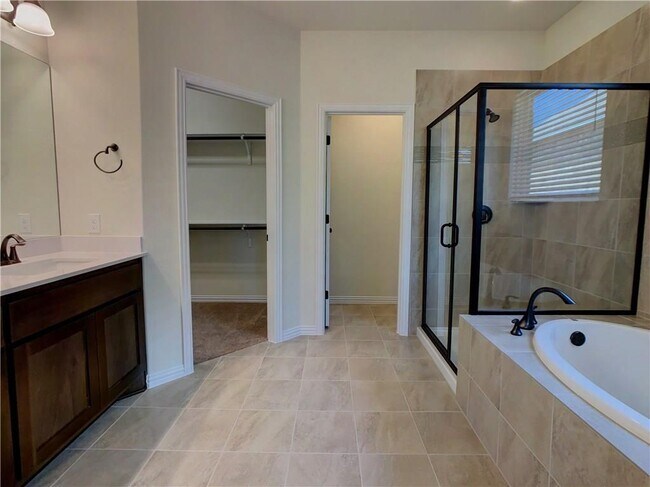 Building Photo - 2304 La Mirada St