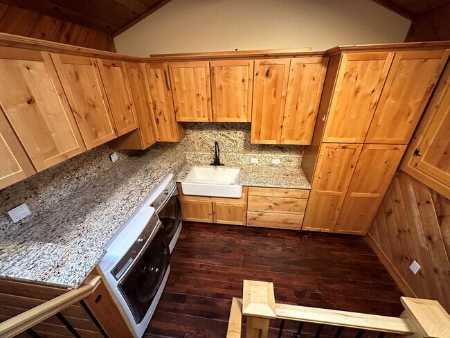 Building Photo - 3 Bedroom, 3.5 Bath Open Floor Plan Townhome
