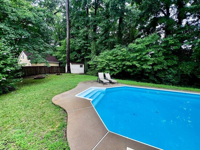 Building Photo - Large 6 bedroom home with Pool in Virginia Beach