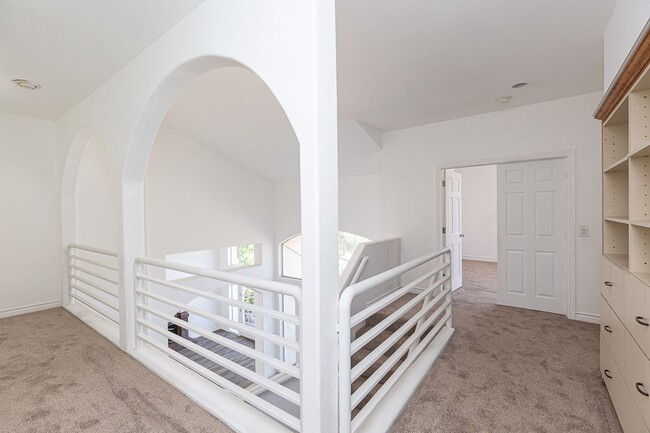 Building Photo - AMAZING ALPINE HOME WITH STUNNING VIEWS, 3...