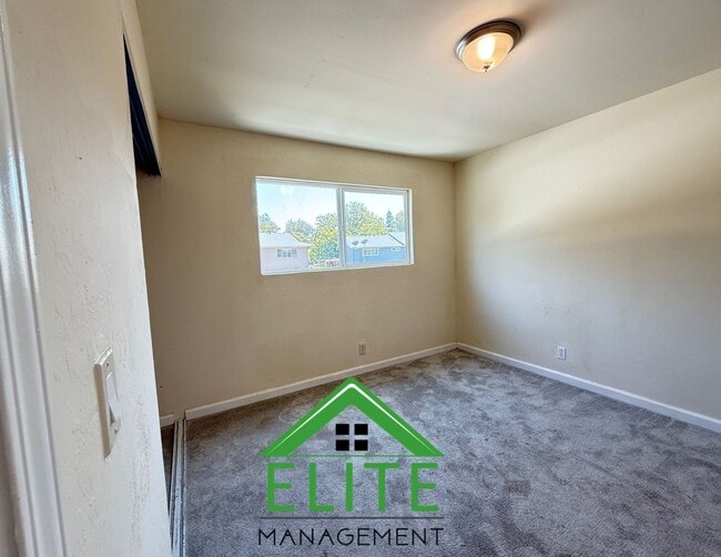 Building Photo - Charming and Updated Townhome in the Heart...