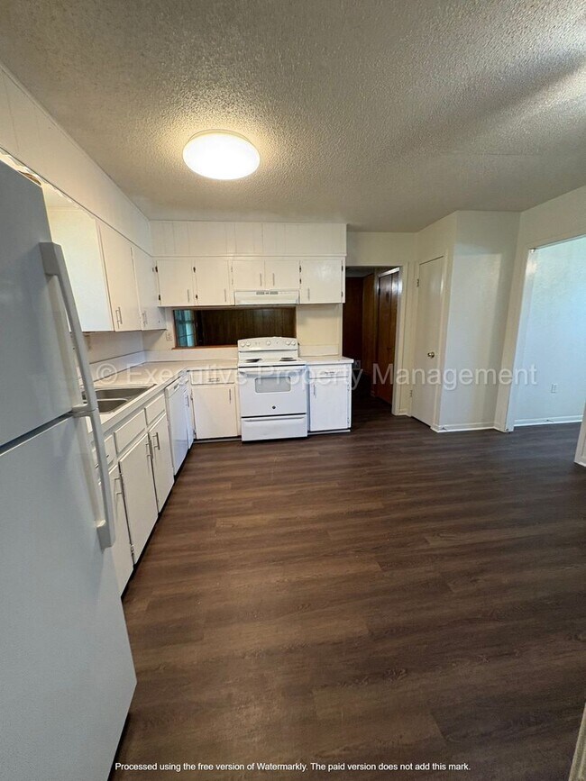 Building Photo - 616 Cedar Dr