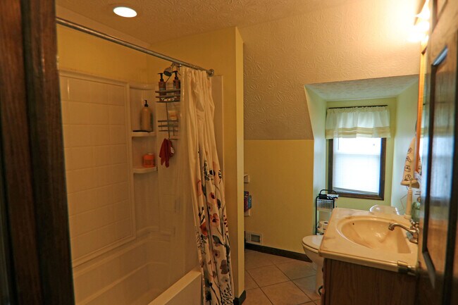 View of 3rd floor full bathroom equipped with fire escape ladder - 372 E Oakland Ave