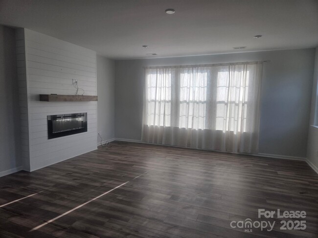 Building Photo - 6997 Waterstone Dr