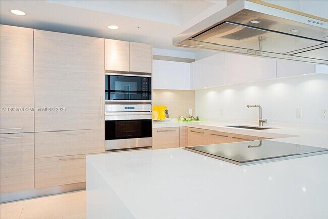 Building Photo - 17301 Biscayne Blvd