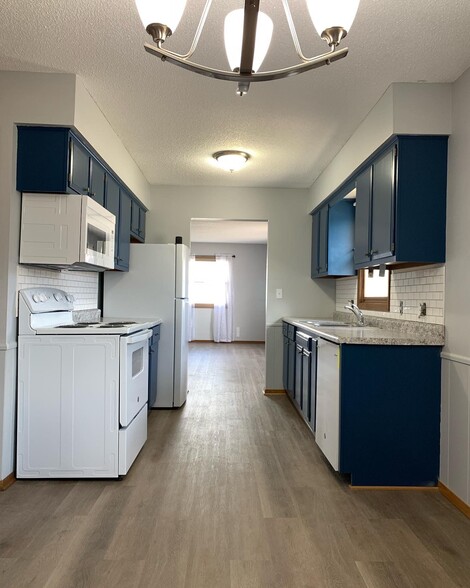 Building Photo - 416 Lakeland Dr SE