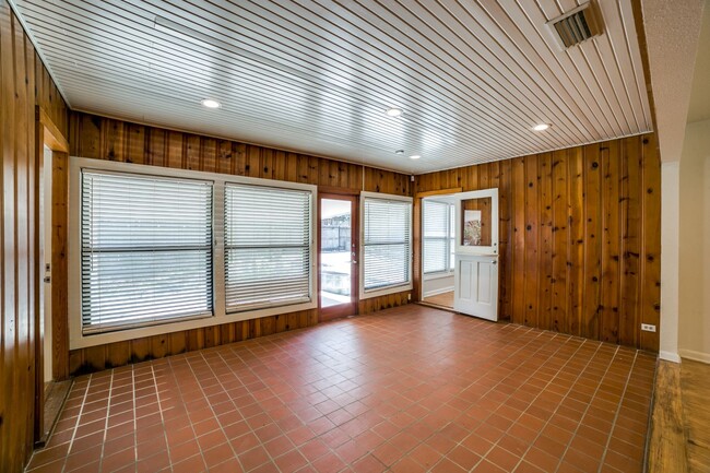 Building Photo - 244 Halcyon Pl