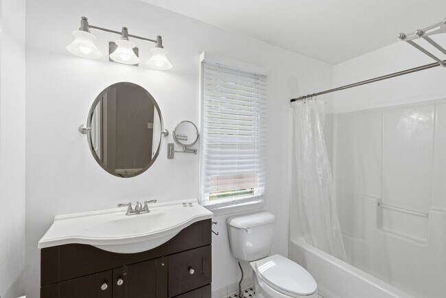 Building Photo - 913 Magnolia Ct W