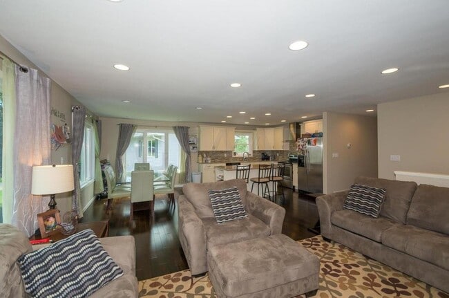 Building Photo - Awesome 5 Bedroom, 3 Bathroom Single Family Home for Rent in EGF