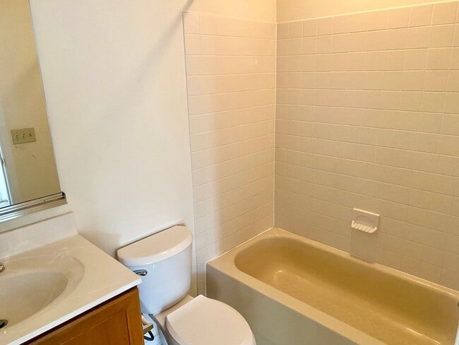 Building Photo - 3 Bedrooms - 2 Full & 1 Half Bath Townhous...