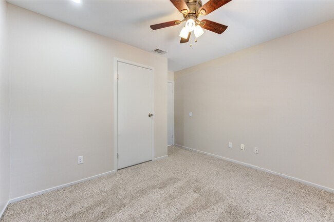Building Photo - 2114 River Village Dr