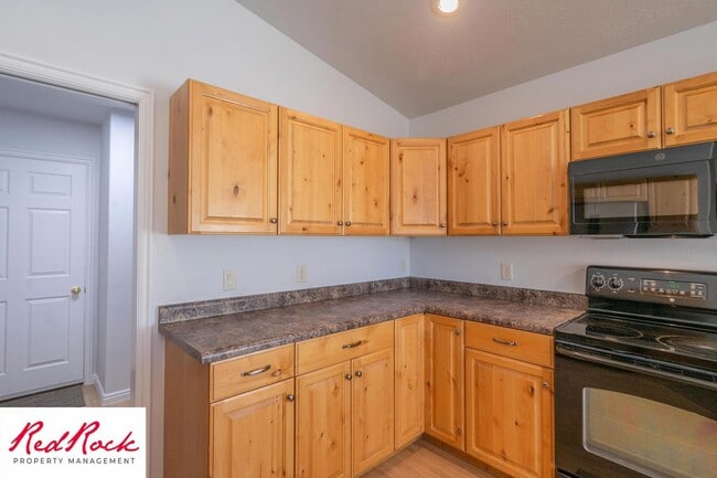 Building Photo - 4 Bedroom in Amber Estates - Newer LVP Flooring throughout home!