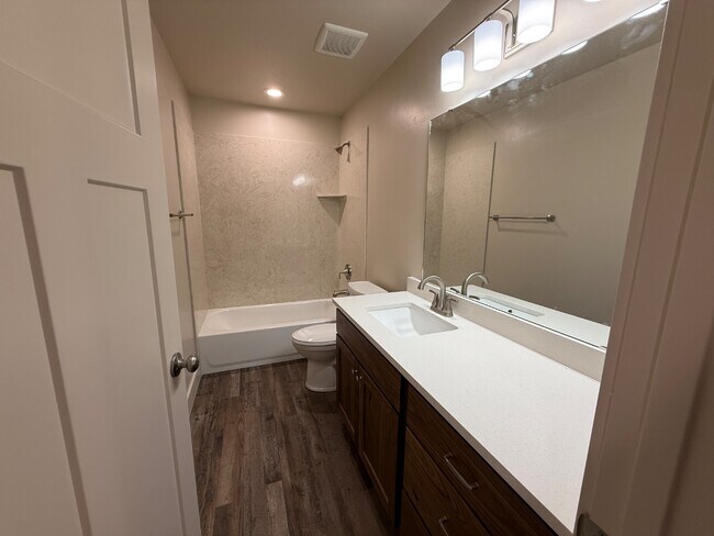 Building Photo - Eastside View Townhomes