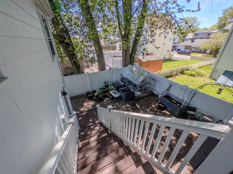 Building Photo - 115 Bellvale St