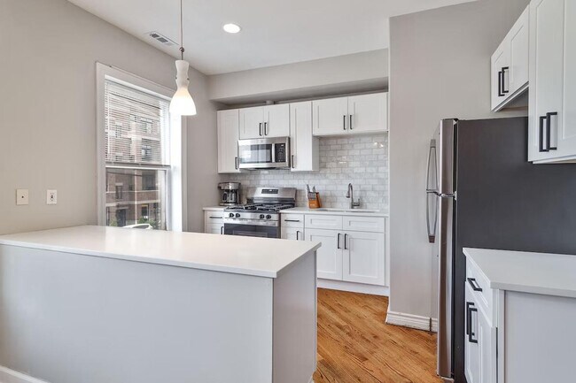 Building Photo - 2214 W Barry Ave