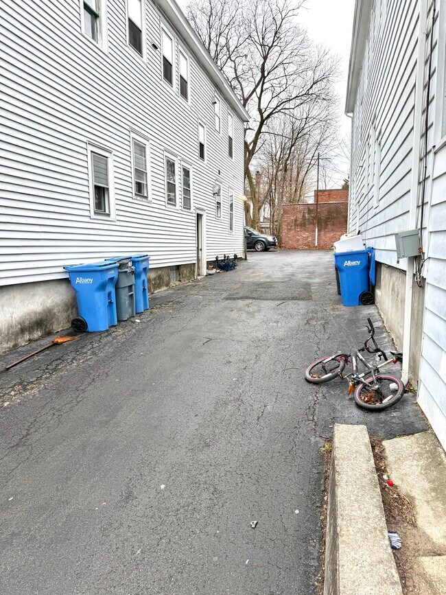 Building Photo - 876 Warren St