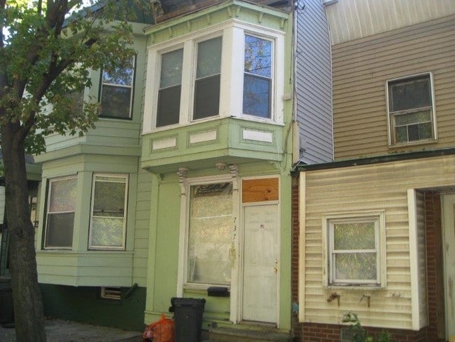 Building Photo - 9 Robbins Ave