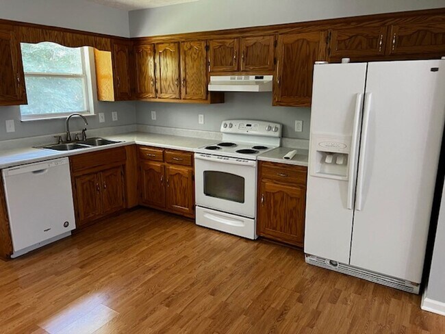 Building Photo - Maryville 37803 - 3 bedroom, 2 bath home - Contact Troy Adams (865) 233-6949