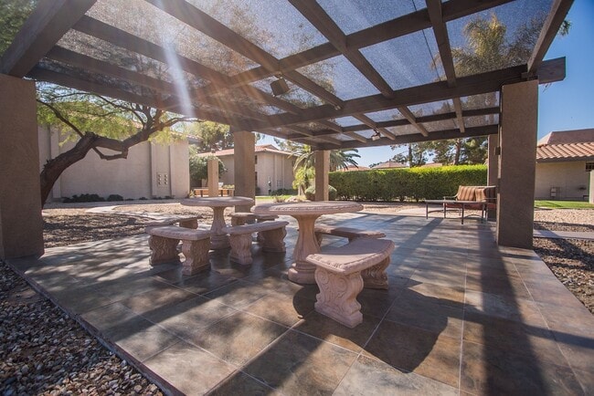 Building Photo - Spacious Two Bedroom Two Bath Condo in Tempe