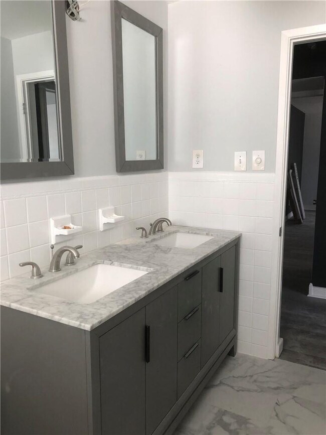 Building Photo - 2050 NE 39th St