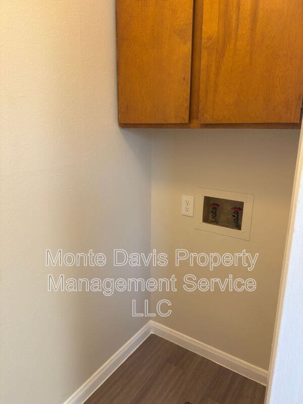 Building Photo - 1614 W Braker Ln