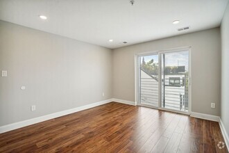 Building Photo - Available Now! 2 Bed 1 Bath Near Howard!