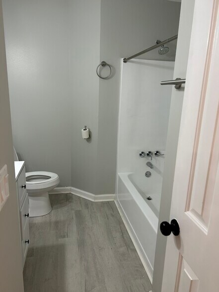Duplex Upper Level Rental- Hall Bath - 345 Ashland Manor Dr