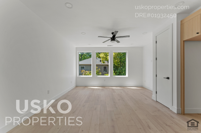 Building Photo - "Chic Urban Living: Spacious 2-Bed, 2-Bath...