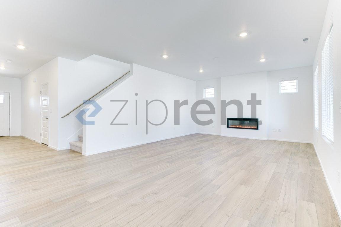 Building Photo - Unit