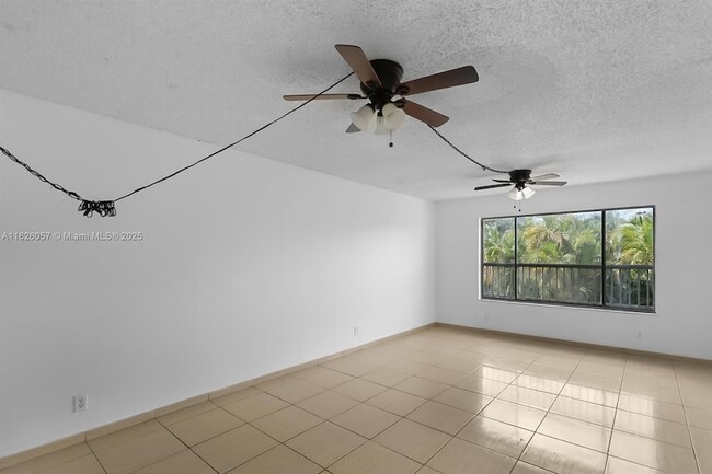 Building Photo - 10167 Twin Lakes Dr